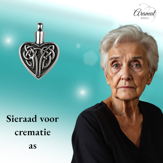 Cœur en frêne celtique avec nœud celtique noir