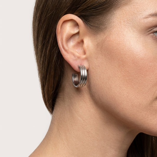 Zilverkleurige Halve RVS Oorringen met Streeprelief 23x7mm