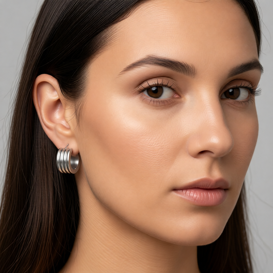 Zilverkleurige Mini RVS Oorringen met Streepjesmotief 13x7mm