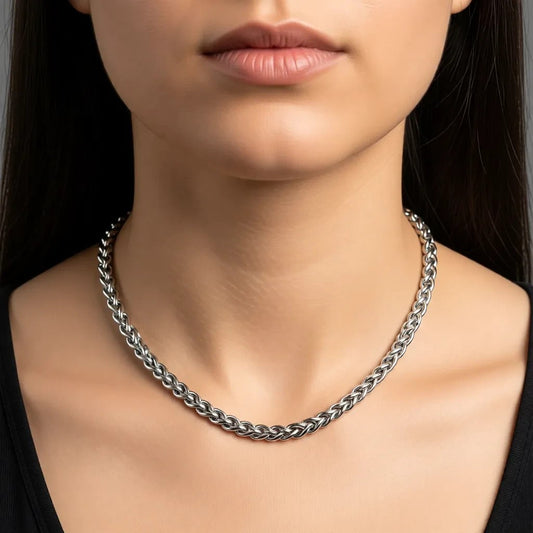 Aramat Jewels zilverkleurige RVS vossenstaart ketting van 60 cm en 8 mm breed gedragen door een model.