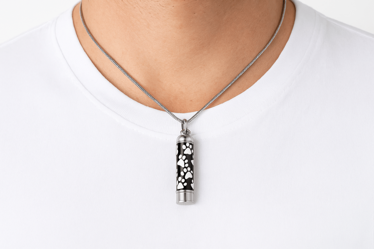 Zilveren ashanger met pootafdrukken (47x12mm) om mannenhals