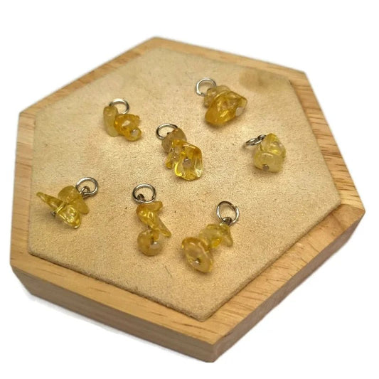 Een houten kistje met vijf gele glazen kralen