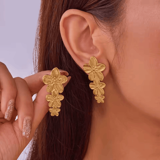 Goudkleurige Bloemen Oorstekers 42x22mm - Statement - Aramat Jewels - RVS Sieraden - Oorbellen - cadeautip