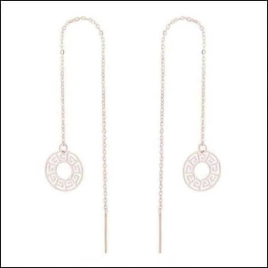 Een paar oorbellen met een cirkelvormig ontwerp aan de voorkant