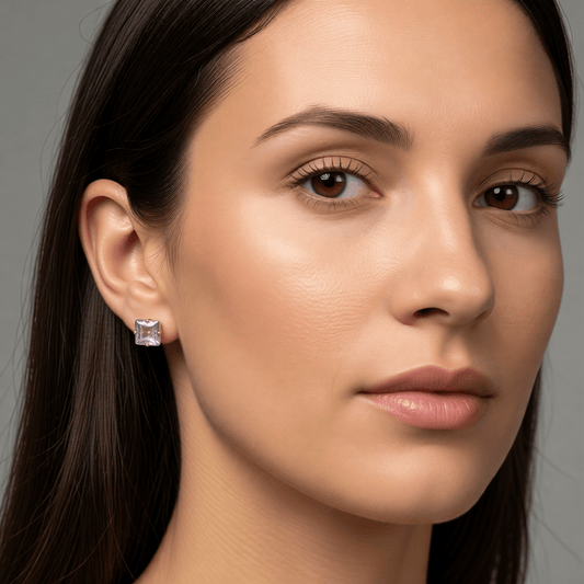 Oorbellen – RVS Goudkleur met Lila Vierkante Zirkonia (4mm) - Aramat Jewels - Oorbellen - cadeautip