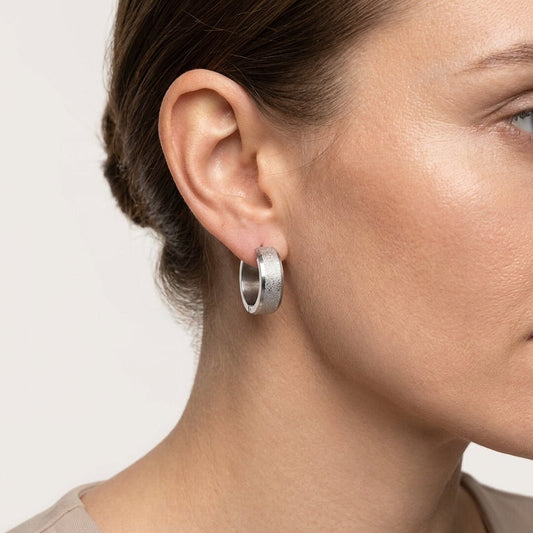 Oorringen – Huggie RVS 20mm Sandblasted Zilverkleur - Aramat Jewels - Oorringen - cadeautip