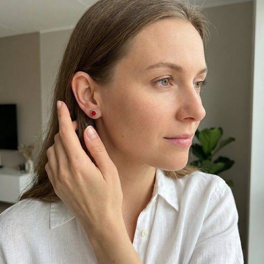 Oorstekers – Sterling Zilver Bali Etnisch Rood Emaille 6mm Rond Geoxideerd