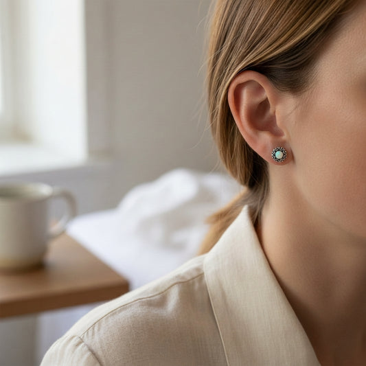 Oorstekers – Sterling Zilver Bali Etnisch Wit Opaal 6mm Rond Geoxideerd