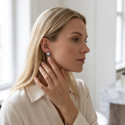 Oorstekers – Sterling Zilver Bali Etnisch Wit Opaal 9mm Rond Geoxideerd - Aramat Jewels - Oorbellen - cadeautip