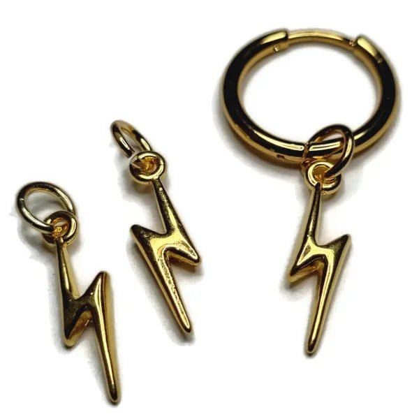 Een paar goudkleurige metalen bliksemschichten