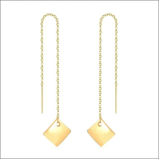 Een paar gouden oorbellen met een ketting