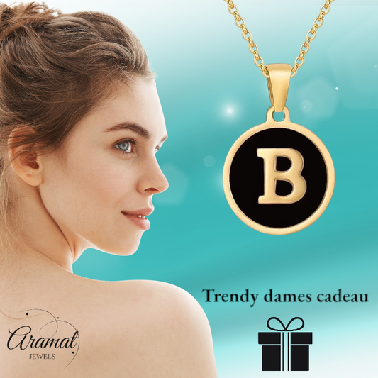 Collier en acier doré avec lettre noire