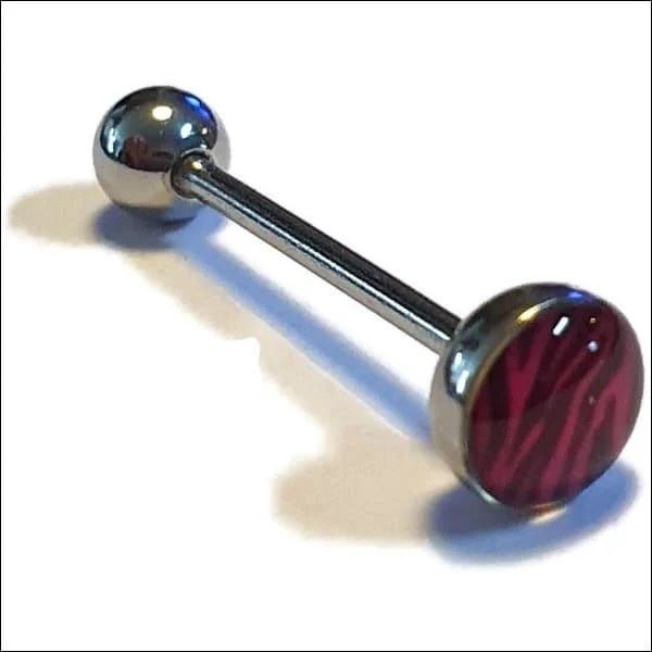 Een rode glazen bol met een zwarte metalen staaf