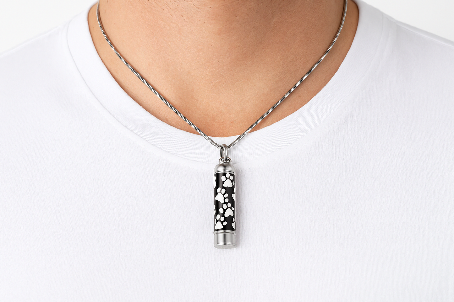 Zilveren ashanger met pootafdrukken (47x12mm) om mannenhals