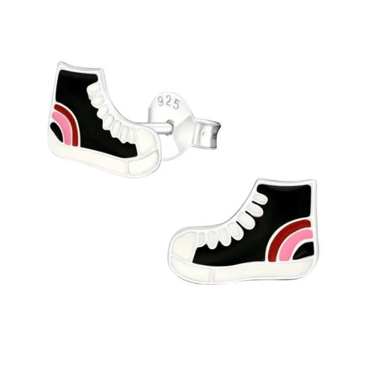 Een paar zwart-witte schoenen met roze accenten