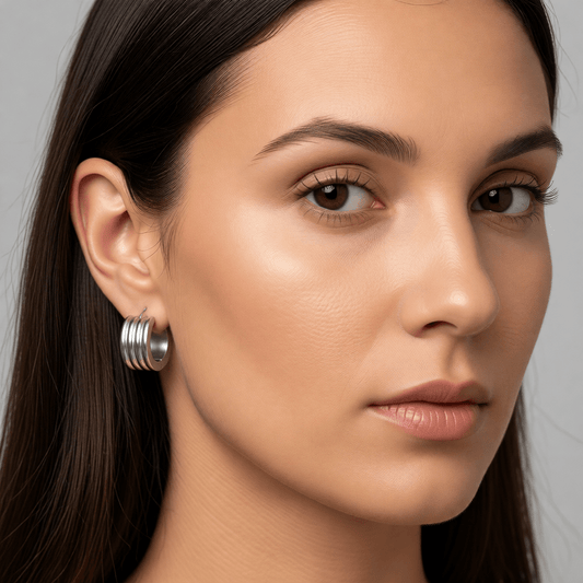 Zilverkleurige Mini RVS Oorringen met Streepjesmotief 13x7mm - Aramat Jewels - Oorringen - cadeautip