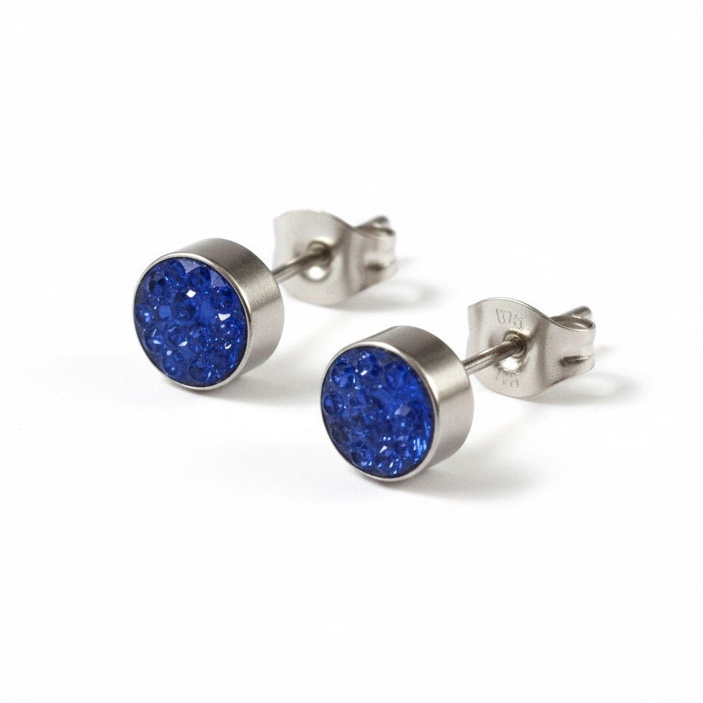 Zilverkleurige oorstekers met donkerblauw kristal – 6 mm - Aramat Jewels - Oorbellen - cadeautip