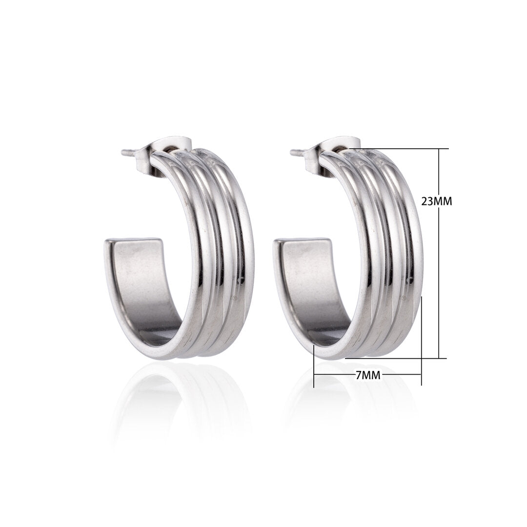 Boucles d'oreilles – Demi-anneaux rayés en relief de 23 mm sur acier inoxydable argenté 