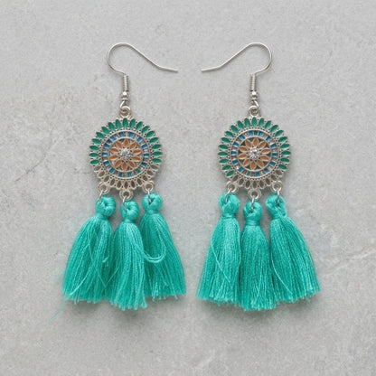 Aramat Jewels boho oorhangers met mintgroene kwastjes, emaille details en roestvrij staal, 75mm lang.