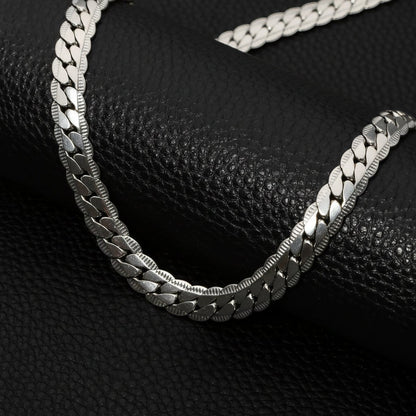 Aramat Jewels chunky gourmet ketting van 8mm breed zilverkleurig RVS met een stoere embossed rand op zwarte ondergrond