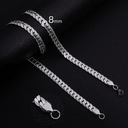 Aramat Jewels chunky gourmet ketting van 8mm breed zilverkleurig RVS met een stoere embossed rand op zwarte achtergrond