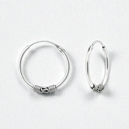 Aramat Jewels 18mm Bali oorringen van geoxideerd 925 sterling zilver met een boho festival design.