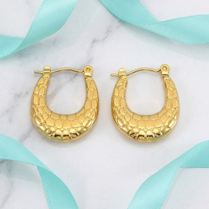 Aramat Jewels gold oval hoop earrings with a textured pattern, 25x19mm, made of stainless steel.