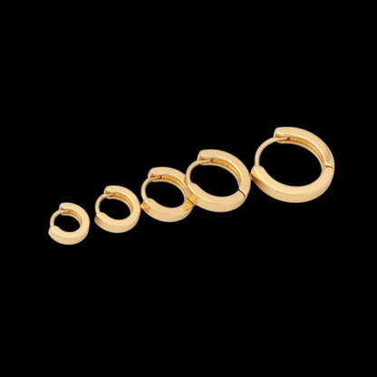 Aramat Jewels goudkleurige roestvrijstalen huggie oorringen set in drie verschillende maten met kliksluiting
