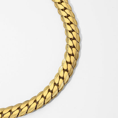 Aramat Jewels platte gourmet ketting van 6mm breed goudkleurig staal met een unieke bewerkte rand voor een luxe look.
