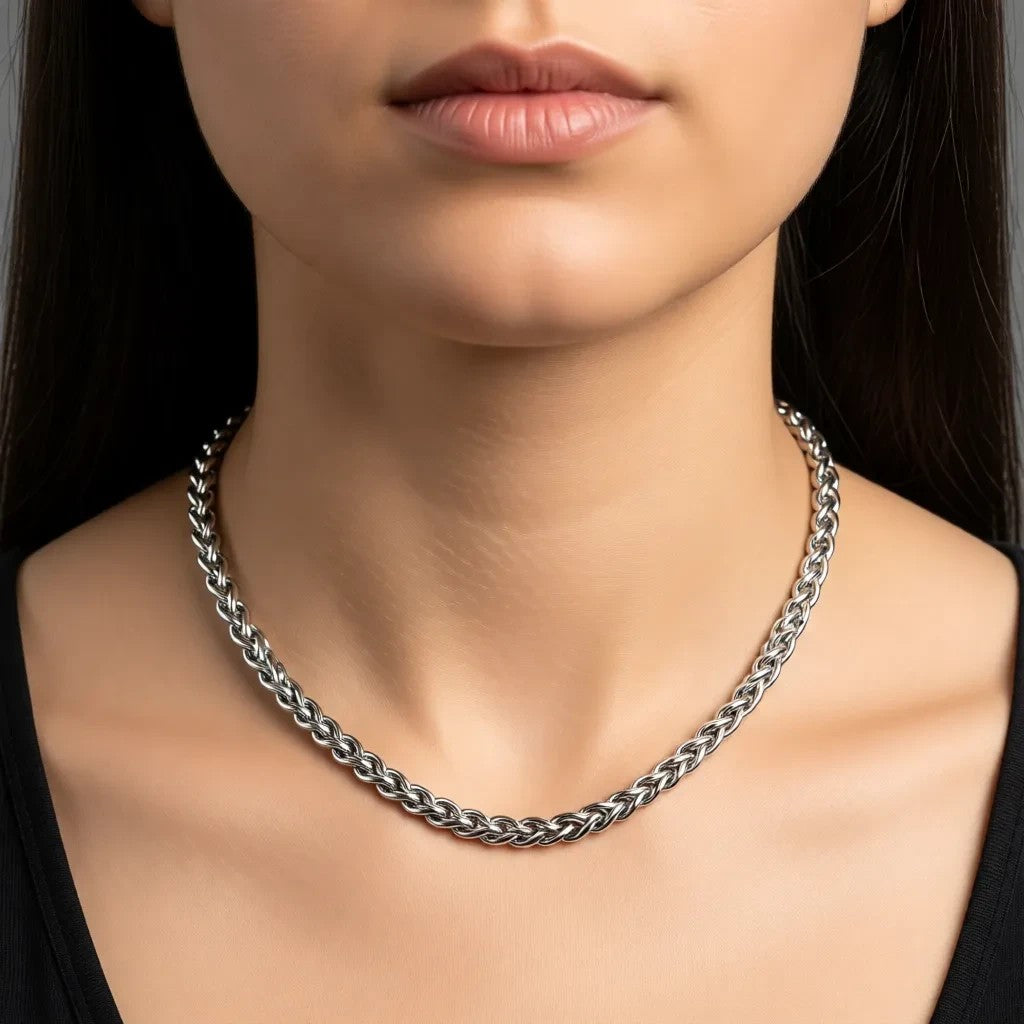 Aramat Jewels zilverkleurige RVS vossenstaart ketting van 60 cm en 8 mm breed gedragen door een model.