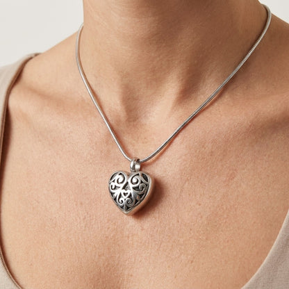 Aramat Jewels zilverkleurige stalen ashanger in hartvorm met zwarte emaille versiering