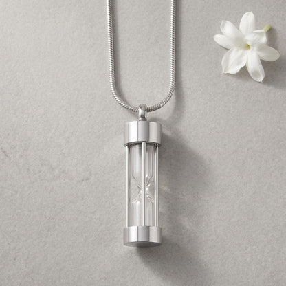 Aramat Jewels zilverkleurige stalen ashanger in de vorm van een zandloper, 4,5cm, met schroefsluiting voor as.