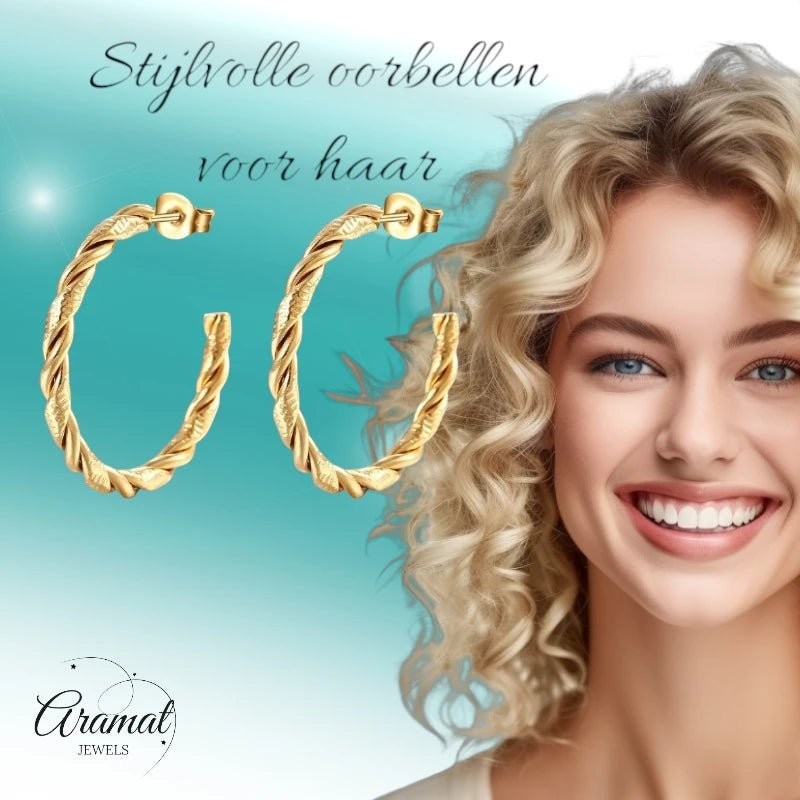 Aramat Jewels goudkleurige twisted hoepel oorstekers van 30mm in RVS gedragen door een lachende vrouw.