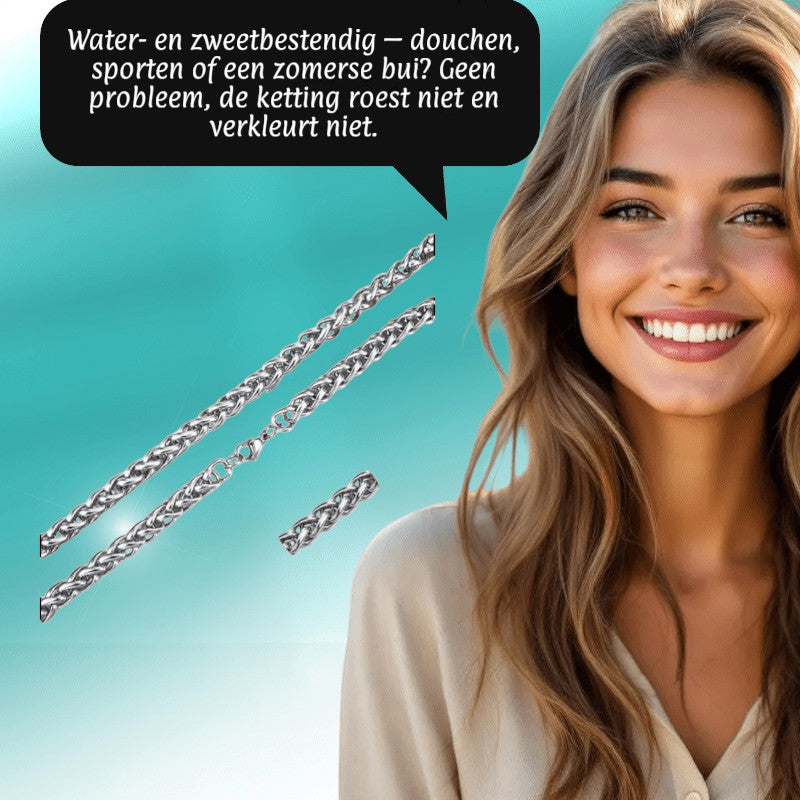 Aramat Jewels zilverkleurige RVS vossenstaart ketting van 60 cm en 8 mm breed, gedragen door een glimlachende vrouw.