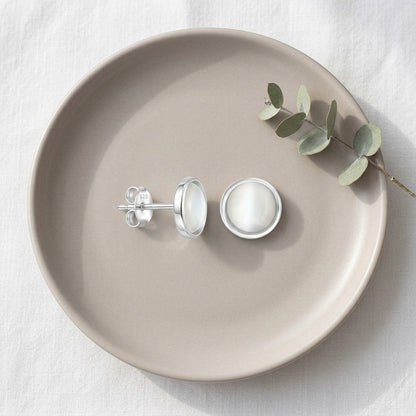 Aramat Jewels zilveren oorstekers met witte kattenoogsteen, 6mm rond, nikkelvrij.