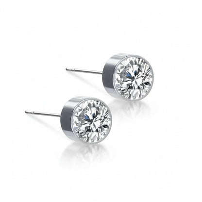 Aramat Jewels zilverkleurige oorstekers met 6mm transparant kristal, gemaakt van roestvrij staal.
