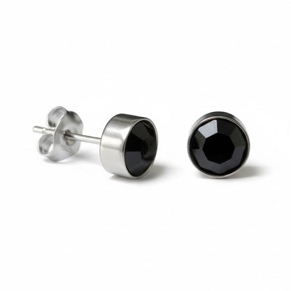 Aramat Jewels zilverkleurige oorstekers met 8mm zwart kristal, gemaakt van roestvrij staal.