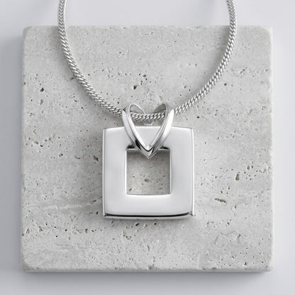 Aramat Jewels zilverkleurige stalen ashanger in open vierkant design, 25x20 mm. Een minimalistisch herinneringssieraad.