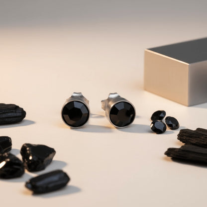 Aramat Jewels zilverkleurige oorstekers met 8mm zwart kristal, gemaakt van roestvrij staal.