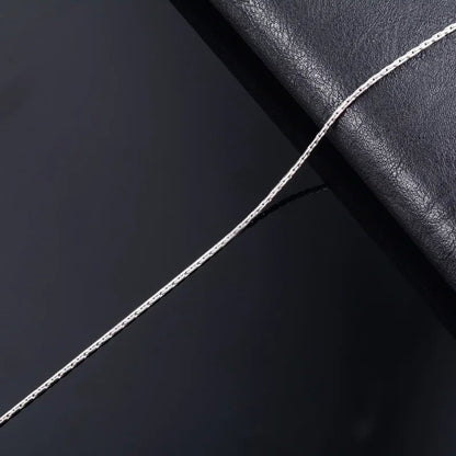Aramat Jewels zilverkleurige slangenketting van roestvrij staal met een verfijnde en glanzende schakelstructuur.