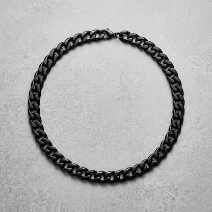 Aramat Jewels zwarte gourmet schakelketting van roestvrij staal met karabijnsluiting op een grijze ondergrond.