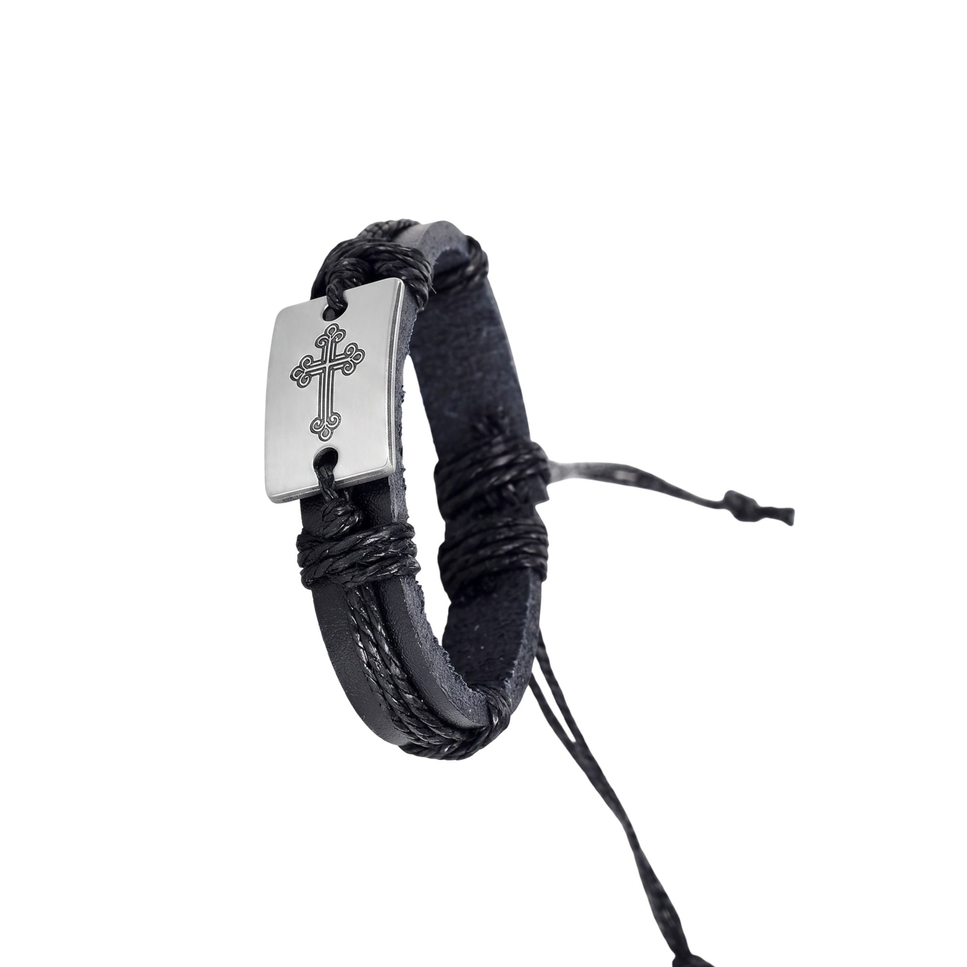 Aramat Jewels zwarte lederen armband met zilverkleurig kruis symbool, verstelbaar ontwerp voor heren en dames.