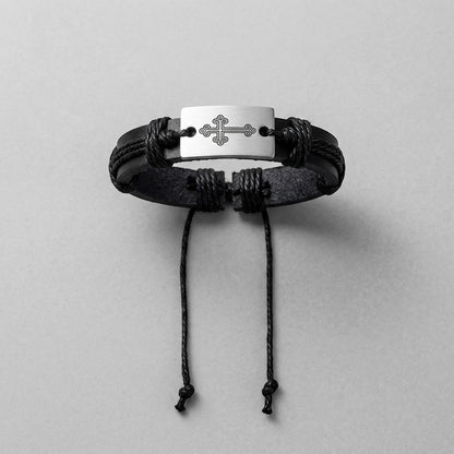Aramat Jewels zwarte lederen armband met zilverkleurig metalen plaatje voorzien van een kruis motief en koordsluiting.