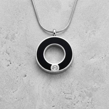 Aramat Jewels zwarte ronde stalen ashanger met een klein zirkonia steentje, zonder ketting.