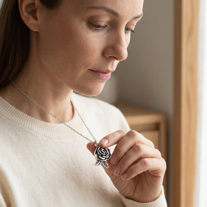 Ashanger Roosvormig met Twee Blaadjes - Zilverkleurig RVS - Aramat Jewels - Gedenkhangers - cadeautip