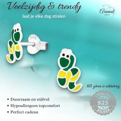 Slangvormige oorbellen.