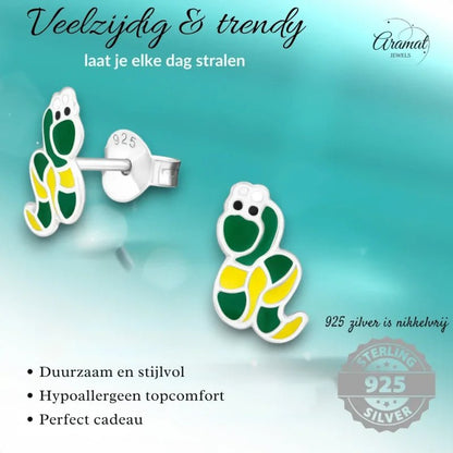 Slangvormige oorbellen.