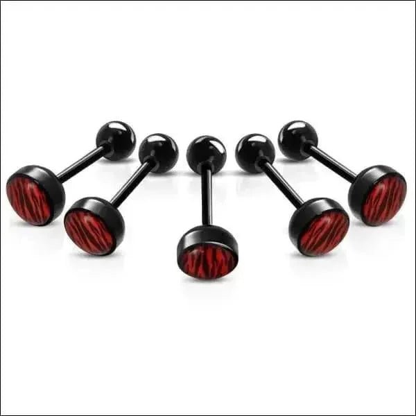 Een set van drie zwarte en rode glazen oorstekers
