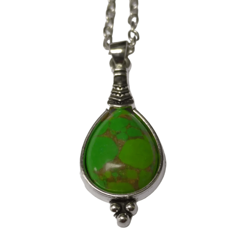 Een hanger van groene steen met een zilveren ketting