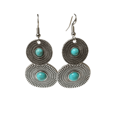 Een paar oorbellen met turkooizen stenen